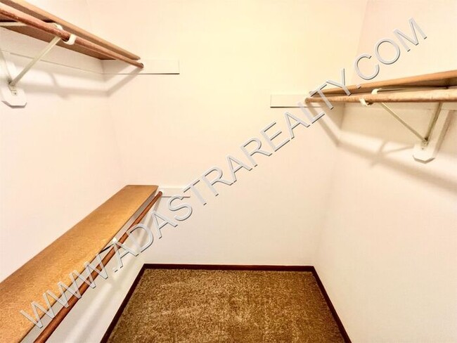 Building Photo - Spacious Duplex in Blue Valley-Available NOW!!