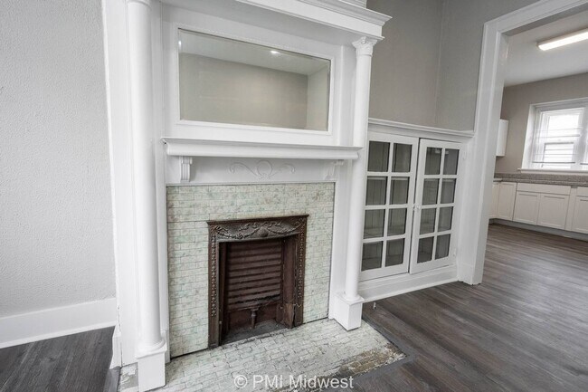 Building Photo - "Charming 3-Bedroom Duplex Haven on W 29th St – Spacious 1031 Sq Ft Gem in Indianapolis!"
