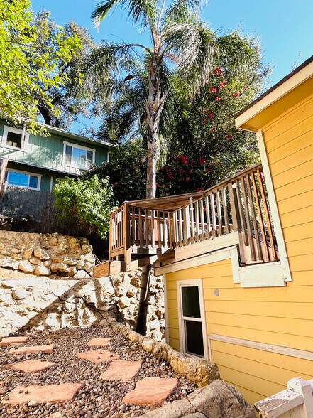 Upstairs Deck - 618 Woodland Dr