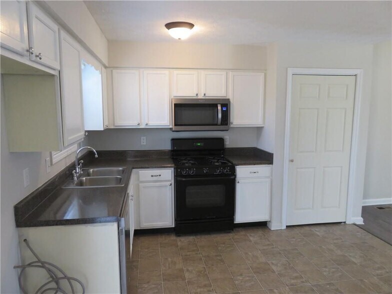 Building Photo - 204 Twin Pines Ct