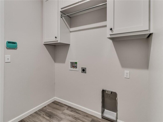 Building Photo - 16705 Monroe Dr