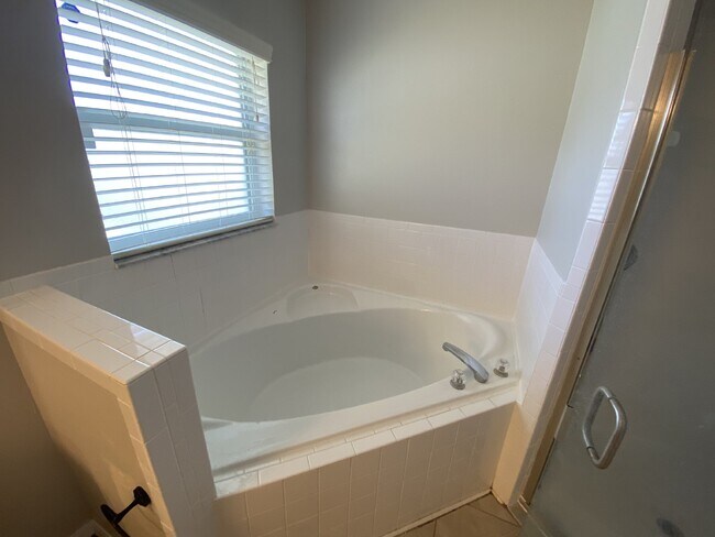 Building Photo - South Lakeland Home!