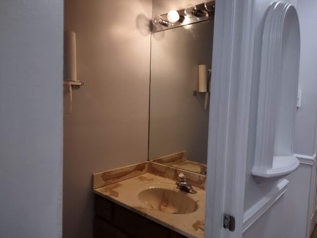 Building Photo - 2 bedroom 1.5 bath condo near ETSU