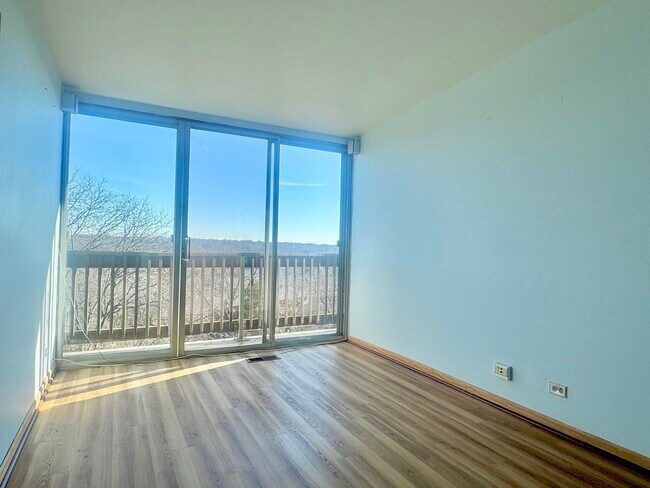 Building Photo - 5600 Hillcrest Ln