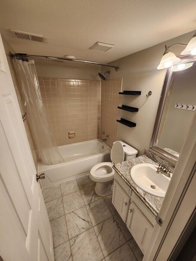 Building Photo - Huge 3 Bed 2 Bath Home With Patio, Deck, a...