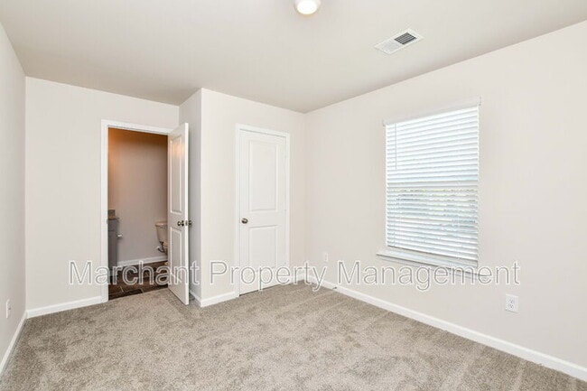 Building Photo - 27 English Ct