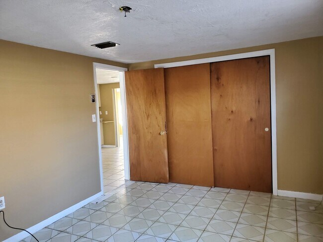 Building Photo - Nice 2/1 Home in Beverly Hills