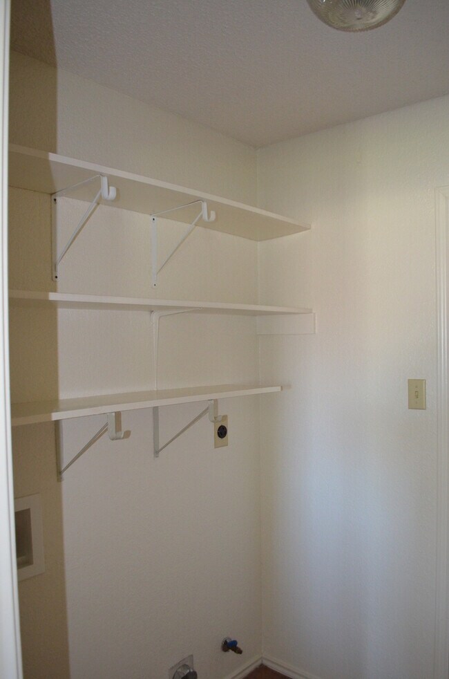 Building Photo - 2521 Creek Dr