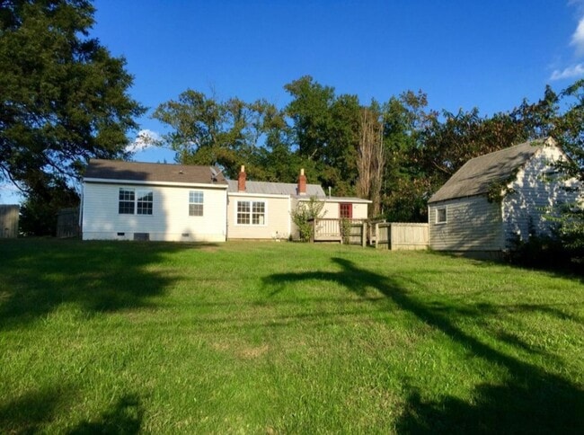 Building Photo - 3 bed 2 bed house in Henrico! Big yard, la...
