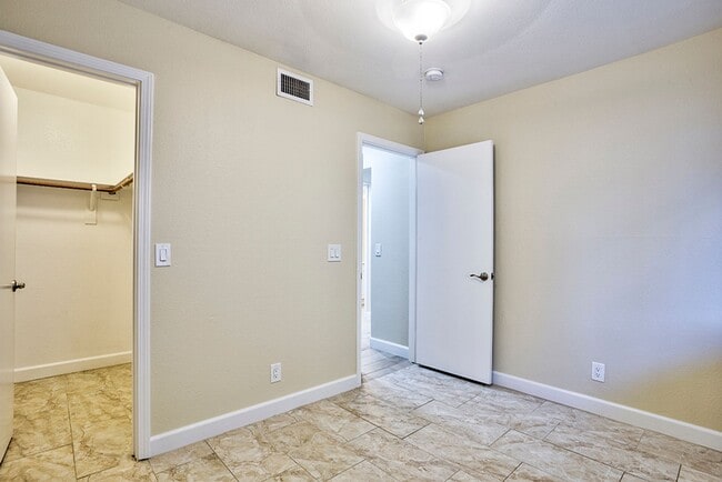 Building Photo - Fantastic 3 bed condo