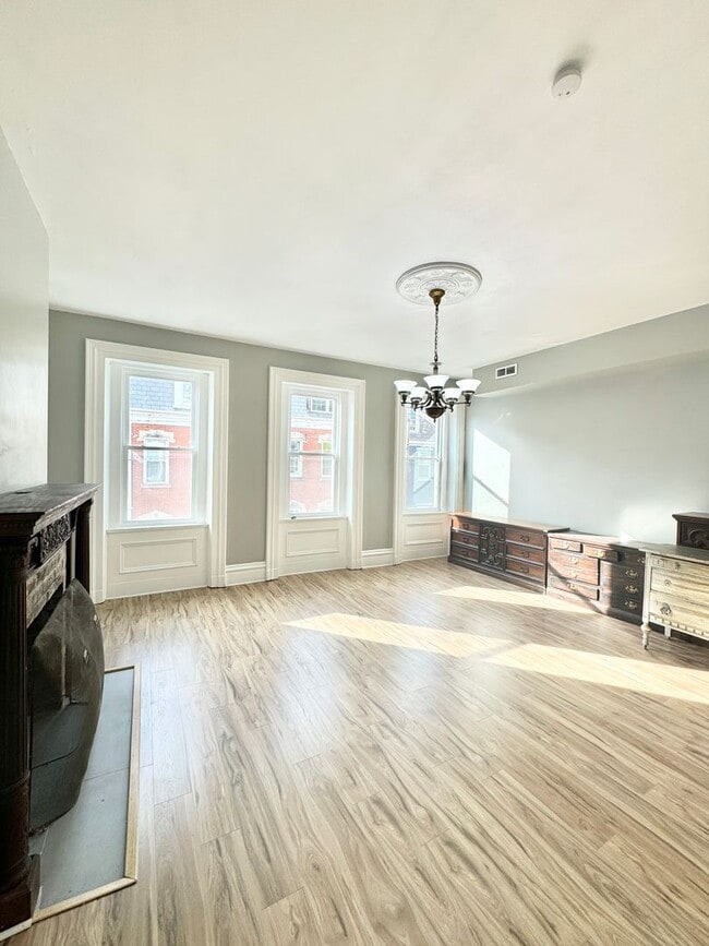 Building Photo - renovated 4 bedroom and 2 bathroom townhouse