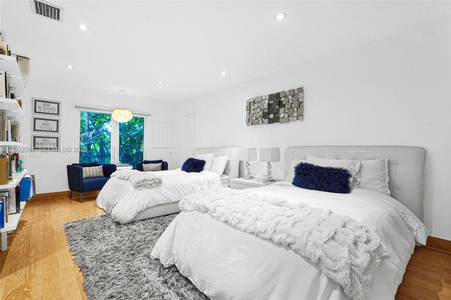 Building Photo - 145 Biscay Dr