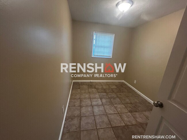 Building Photo - 392 Main St