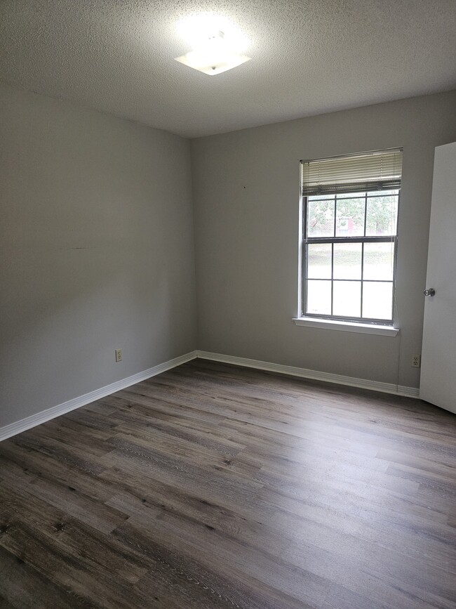 Building Photo - 9420 Burnt Tree Dr
