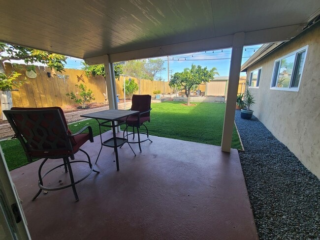 Building Photo - Spacious 4 bed 2 bath + 2 car garage & lar...