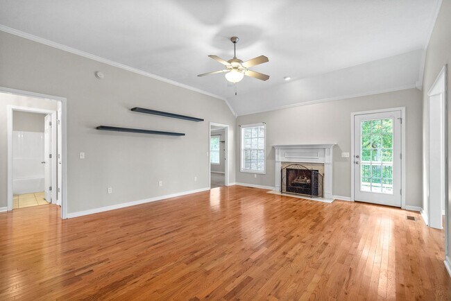 Building Photo - Pet Friendly Three Bedroom with Bonus!