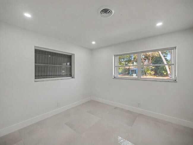 Building Photo - 1940 NW 32nd St