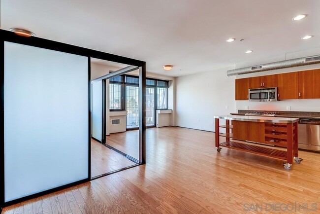 Building Photo - 2 bedroom downtown, 2 bath and 2 parking spaces.  View! (Solara Lofts)