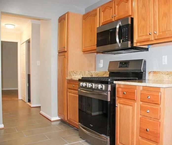 Building Photo - 16420 Ellipse Ter