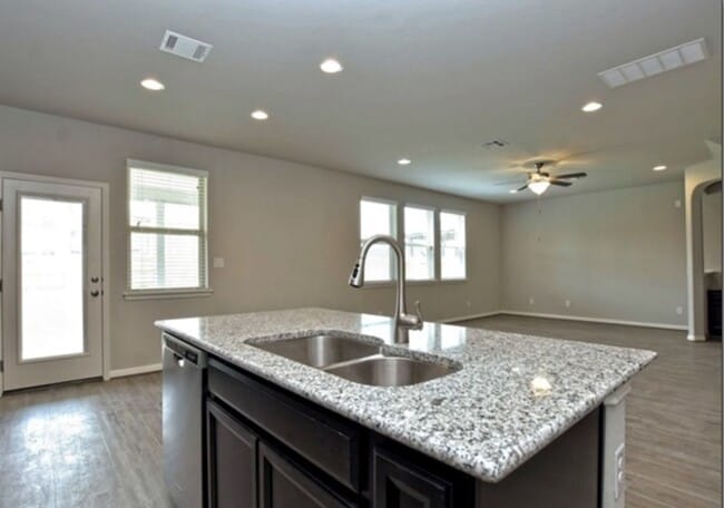 Building Photo - GORGEOUS 4BR 2.5 BATH WITH LOTS OF NEIGHBO...