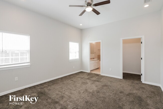 Building Photo - 1633 Mockingbird Ln