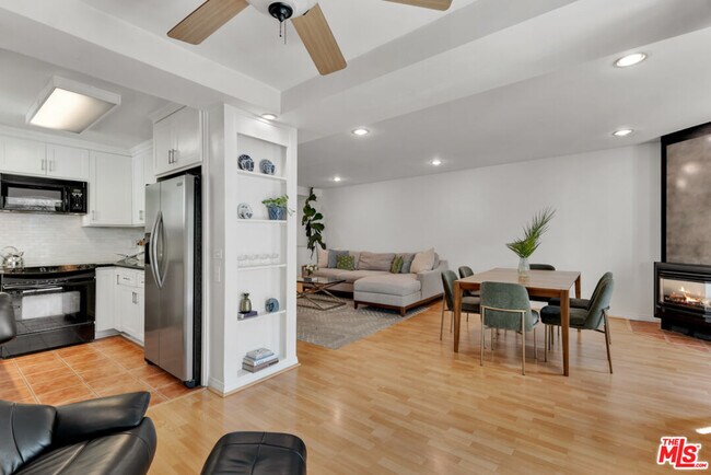 Building Photo - 11789 Montana Ave