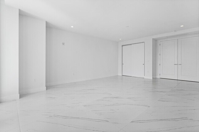 Building Photo - 495 E Royal Palm Rd