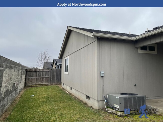 Building Photo - Nice 3 Bedroom 2 Bath Home with Vaulted Ce...