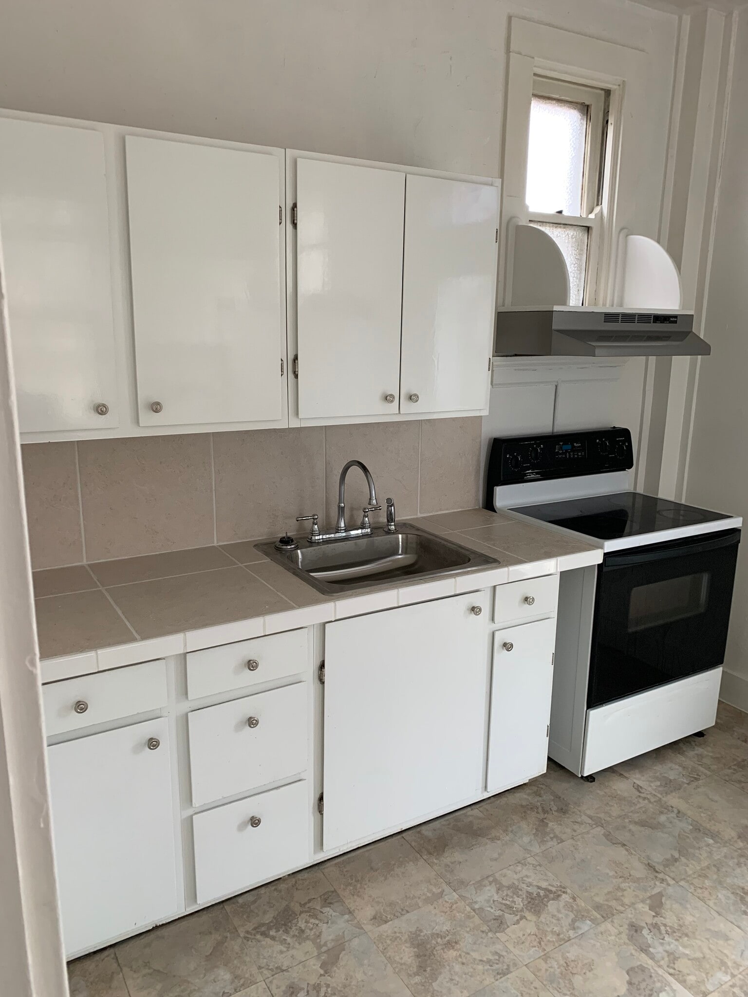 Kitchen - 911 Putnam St