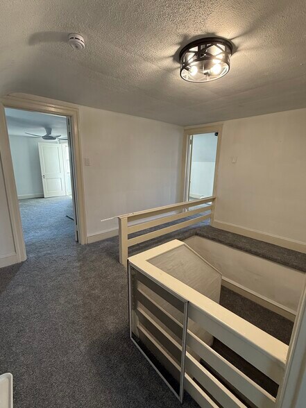 Building Photo - 700 Hedgerow Dr