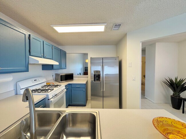 Building Photo - Winterset Condo with Gorgeous Sunset Views!