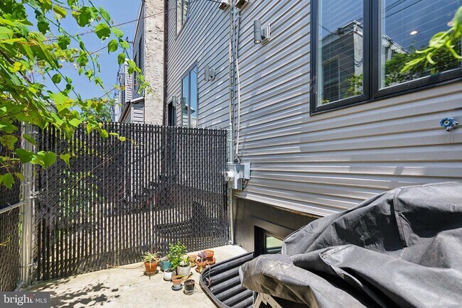 Building Photo - 1510 N Hollywood St