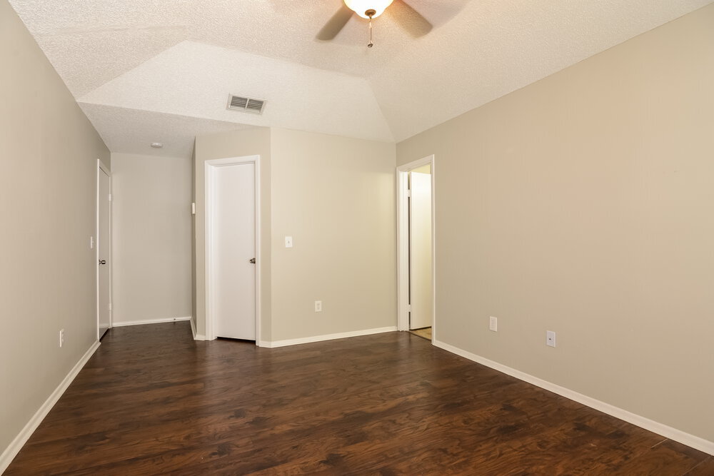 Building Photo - 1428 High Knoll Dr