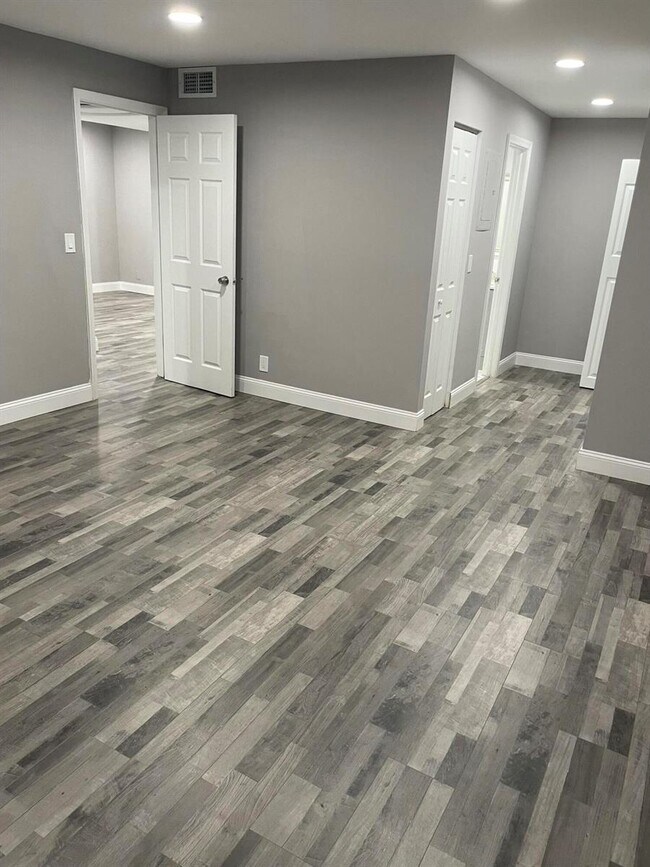 Building Photo - 2700 Coral Springs Dr