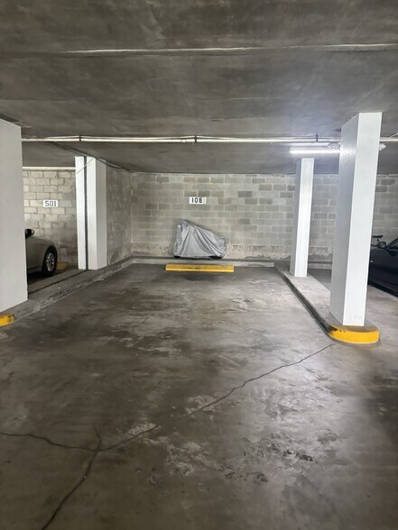 Building Photo - 100 Pierce St