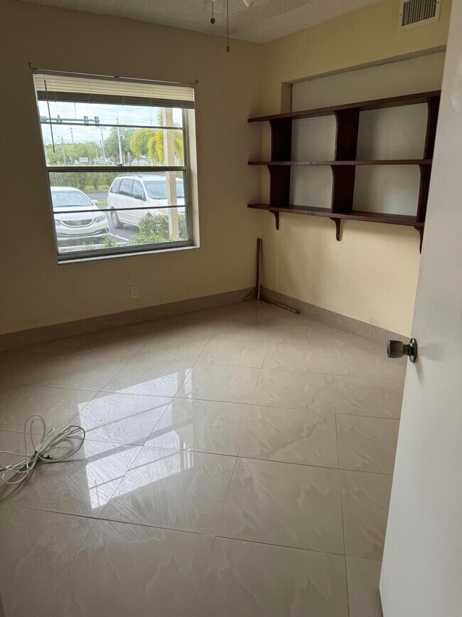 Building Photo - 9921 Three Lakes Cir