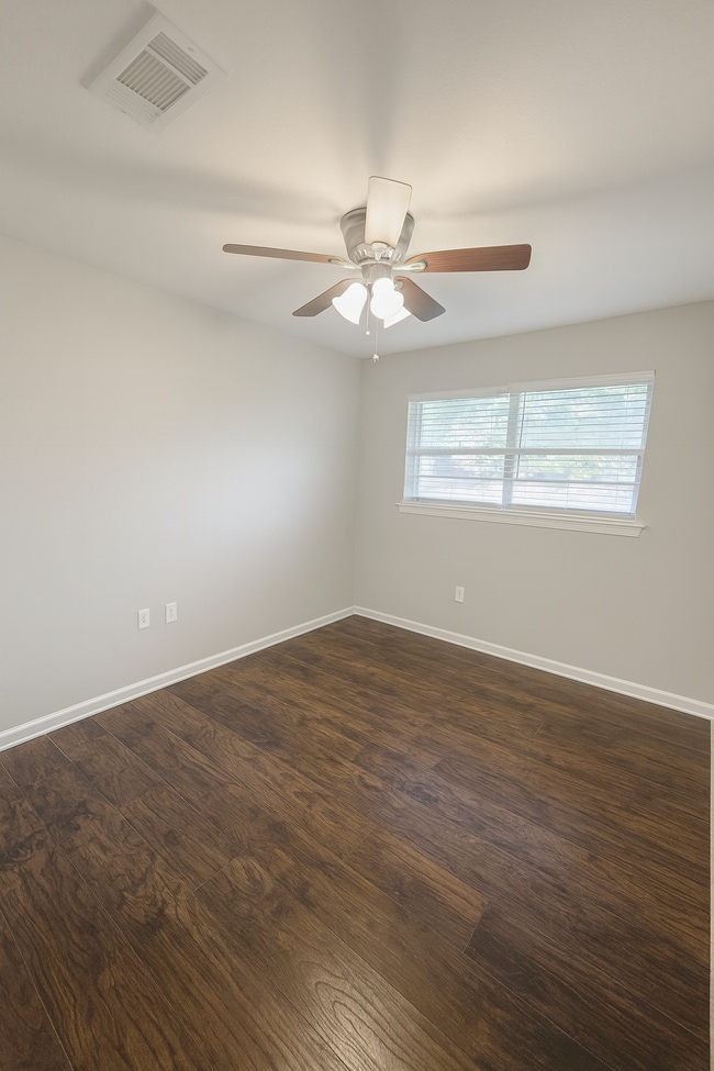 Building Photo - 9644 Meadowdale Dr