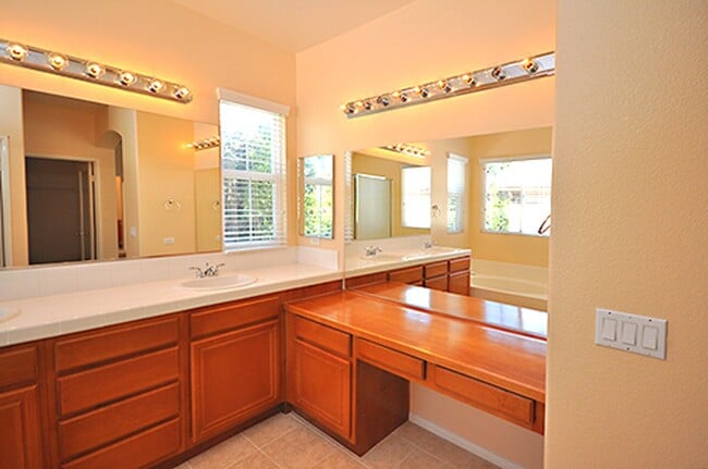 Building Photo - Spacious 5 Bedroom Family Home in Rancho del Oro!