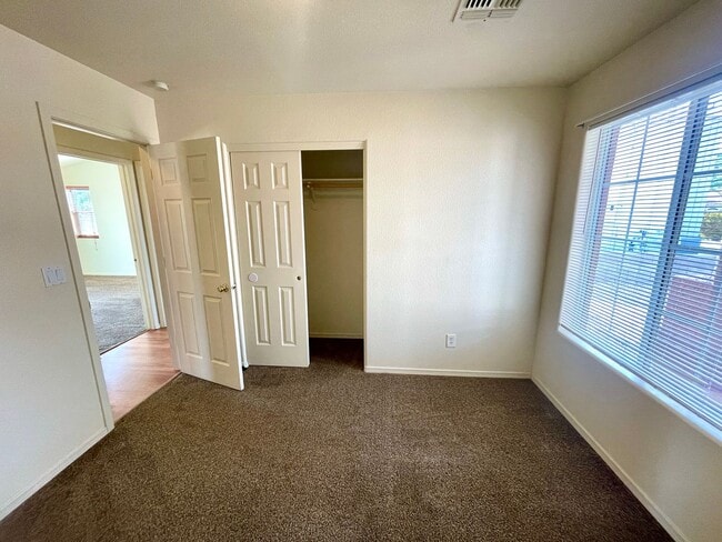 Building Photo - Cute 3 Bedroom Desert Lakes Golf Course Co...