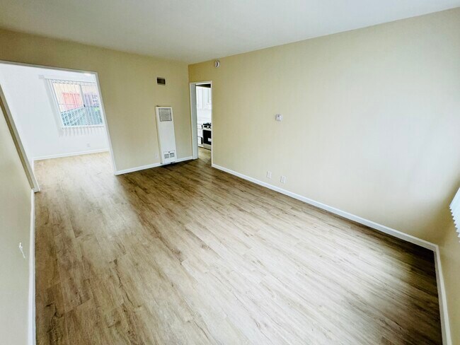 UNIT #3 LIVING ROOM - 14758 Blythe St