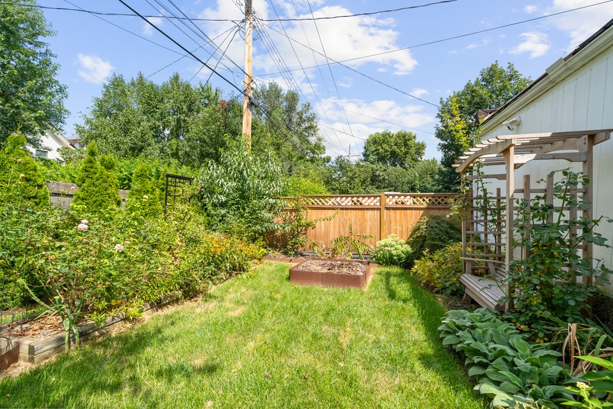Building Photo - 834 W 39th Ter