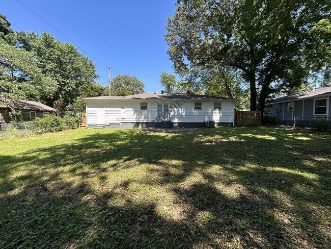 Building Photo - 916 S Rd