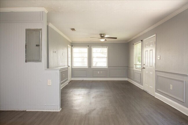 Building Photo - 3bd/1ba w/ Side Porch and Fully Fenced In Backyard!