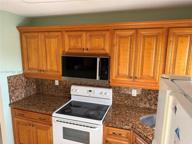 Building Photo - 7891 Sunrise Lakes Dr N