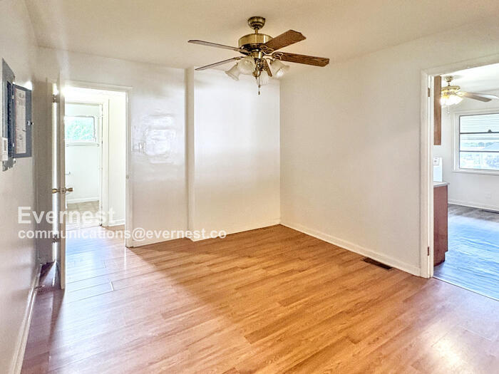 Building Photo - 1549 Elm St SW