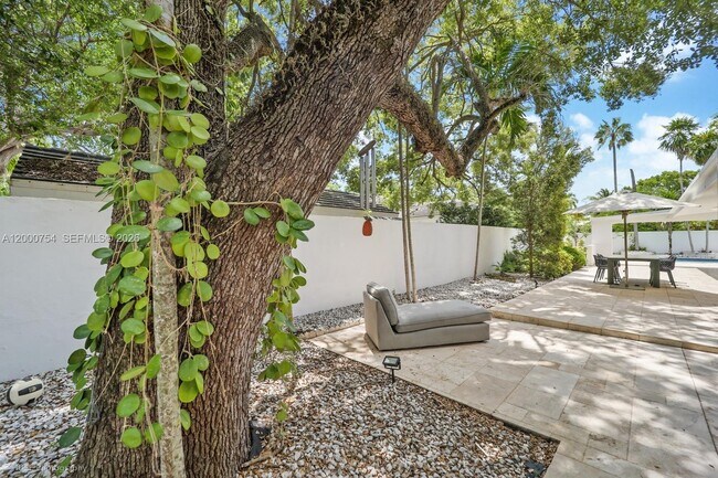 Building Photo - 1641 Tigertail Ave