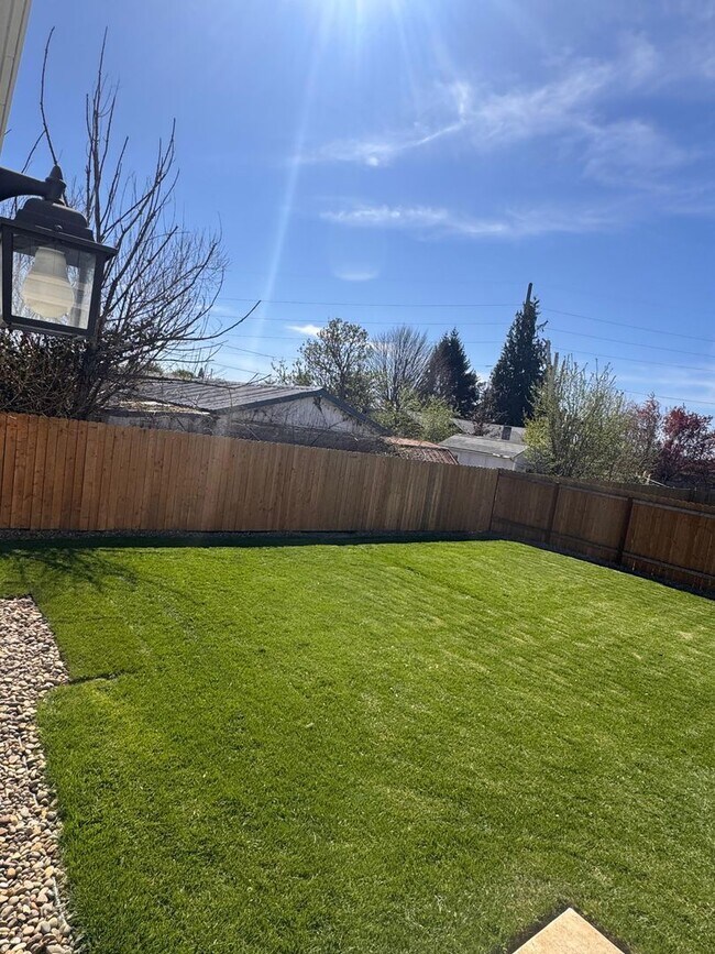 Building Photo - 1642 Zoe Ave