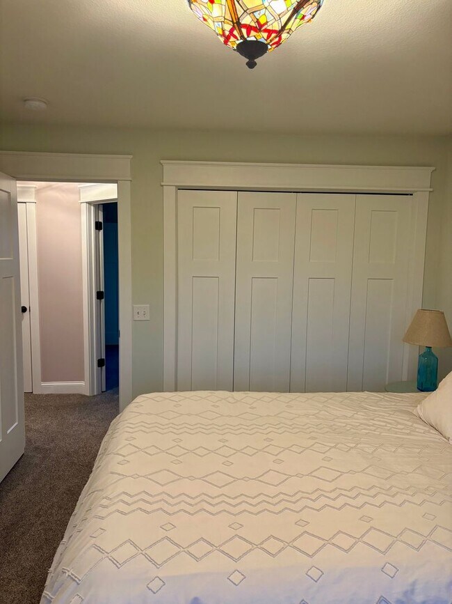 Building Photo - Large Lakeville Home for Lease
