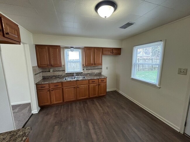 Building Photo - 2 Bedroom Single Family Home