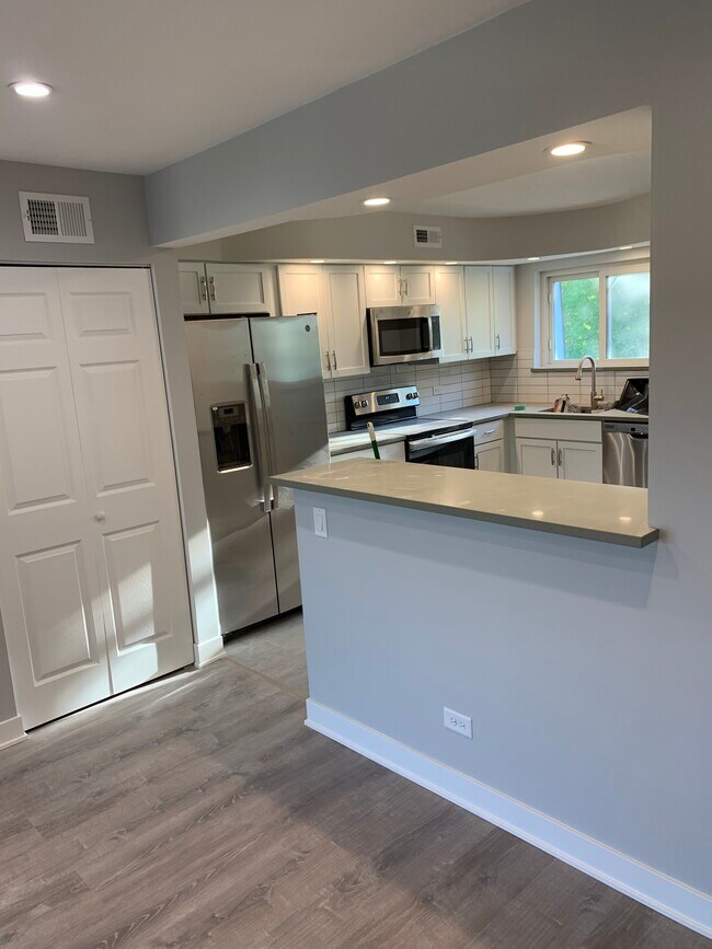 Building Photo - 9382 Bay Colony Dr